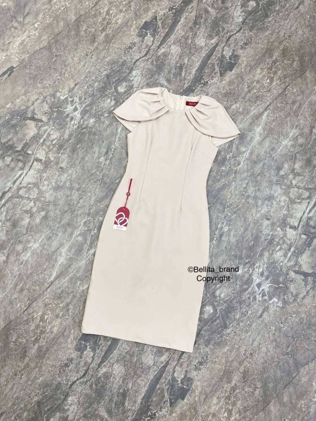 เดรสเข้ารูปสุดจึ้ง แขนกุดช่วงคอระบาย ทรงสอบสามส่วน ซิปหลัง เรียบหรูดูแพง ใส่ได้หลายโอกาส