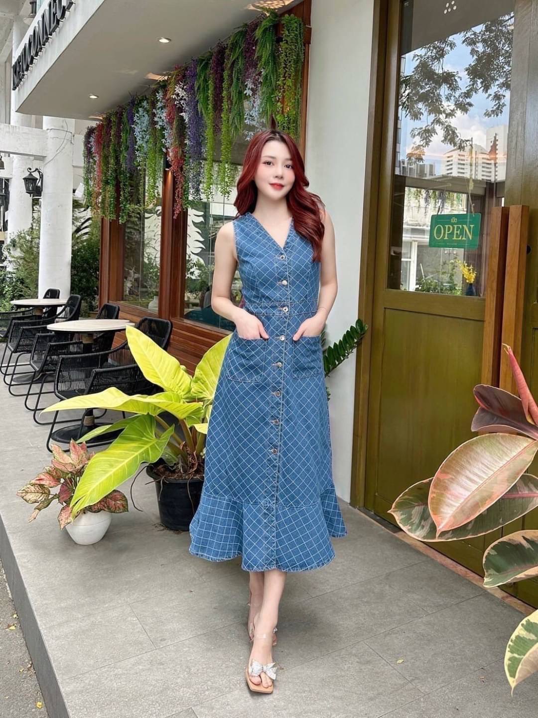 ❤️งานรีพีท รอบ 3♥️ Detail : maxi เดรสผ้ายีนส์ลายตาราง ปลายระบายเป็นแพทเทิ่นกระดุมเรียง มีกระเป๋า ผ้าหนา ใส่ออกมาเก็บทรงค่า น่าร้ากกก