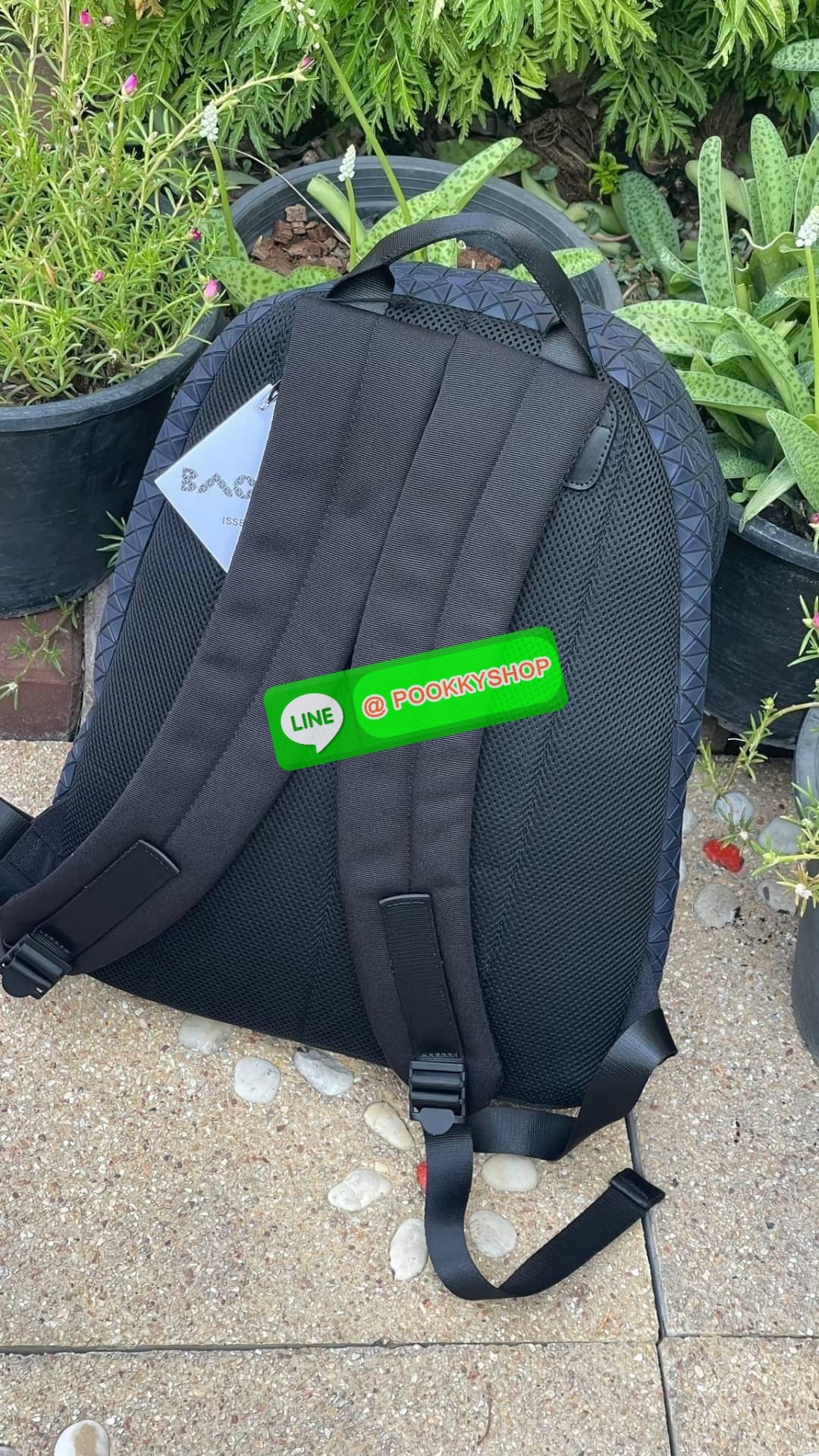 Bao Bao Issey Miyake Daypack geometric backpack กระเป๋าเป้ทรงคลาสสิก รองรับน้ำหนักได้ดี เหมาะกับการเดินทาง เป้สะพายหลังรุ่น Daypack One-Tone Backpack มาในรูปทรงกระเป๋าเป้สุดคลาสสิก โดดเด่นด้วยการออกแบบที่เป็นเอกลักษณ์ วัสดุสามเหลี่ยมขนาดเล็กพิเศษ ได้กลิ่น