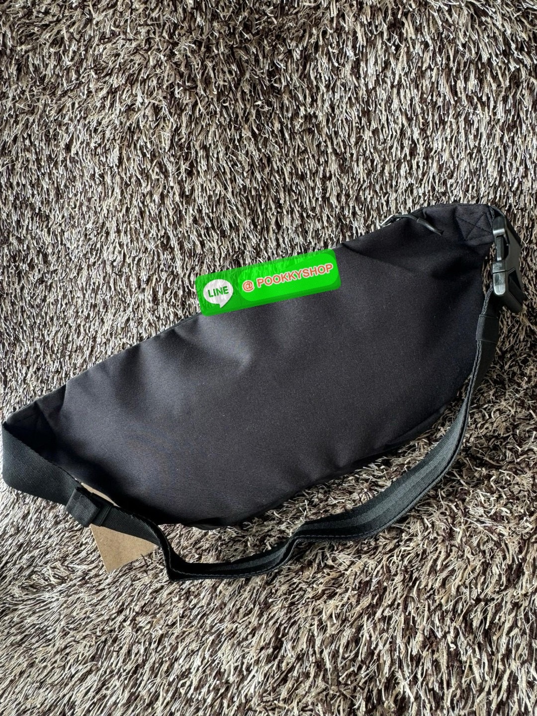 Nike Elemental Waist Bag มีน้ำหนักเบา เพิ่มความคล่องตัว จัดของได้อย่างเป็นระเบียบ ไม่ว่าจะใช้งานในวันปกติ วันที่ไปออกกำลังกาย หรือทริปการเดินป่าแบบสมบุกสมบัน ก็สามารถใช้กระเป๋าใบนี้ได้ เพราะมีความโดดเด่นที่การใช้วัสดุน้ำหนักเบา แต่มีความแข็งแรงและทนทาน ดู