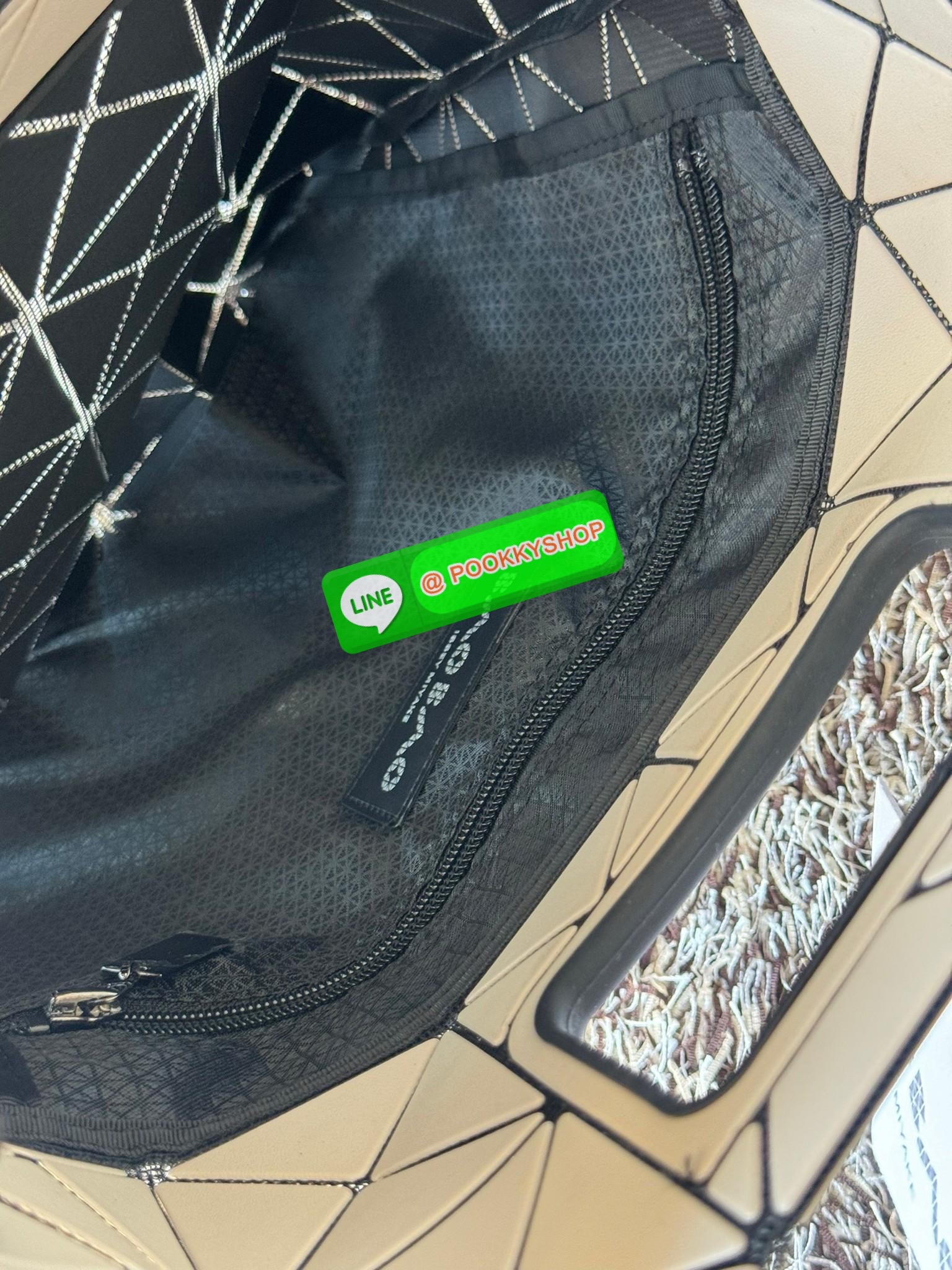 Baobao Issey Miyake large Bocca matte-finish tote bag BOCCA MATTE เป็นกระเป๋าถือรูปแบบใหม่ที่มีด้ามจับด้านในที่ช่วยให้กระเป๋าวางอยู่บนแขนหรือข้อมือได้อย่างนุ่มนวล เป็นกระเป๋าถือขนาดใหญ่นี้มีกระเป๋าด้านในพร้อมซิปที่ช่วยให้จัดเก็บได้อย่างปลอดภัย สามารถใส่แล