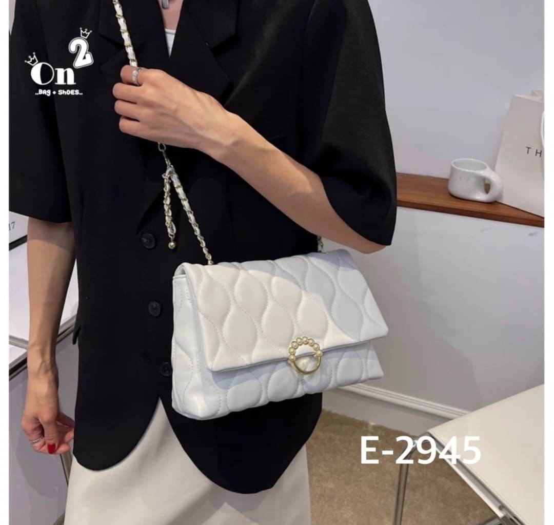 กระเป๋าสะพายมาใหม่ งานสไตล์แบรนด์ เปิดหน้า สายสะพายยาวแบบครอสบอดี้หรือดึงขึ้นสะพายข้างได้ค่ะ