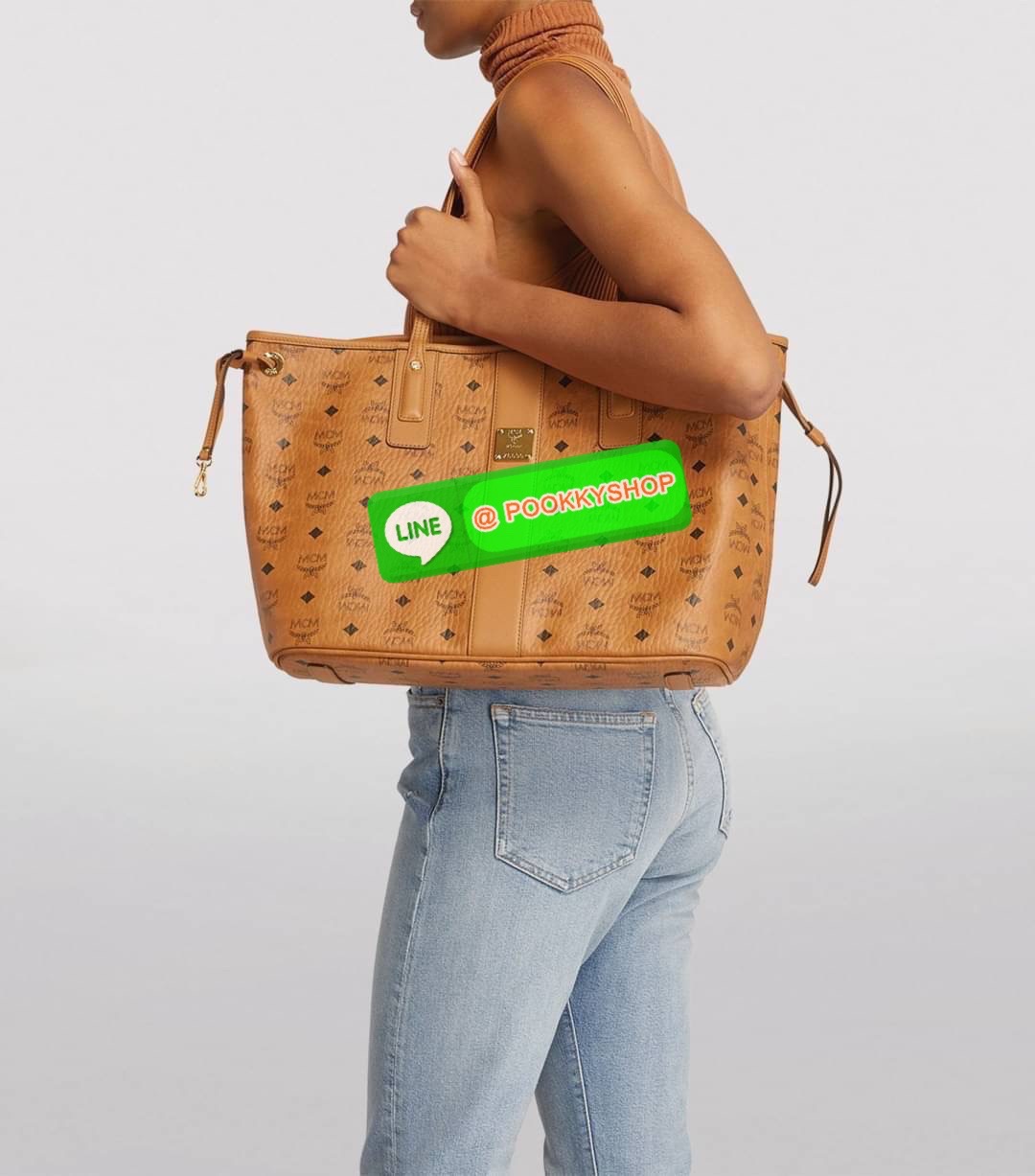 💕Mcm Liz Reversible Shopper in Visetos ขึ้นชื่อว่าเป็นกระเป๋าช็อปเปอร์ แน่นอนว่า จะต้องเหมาะสำหรับสาว ๆ ที่ชอบพกสัมภาระเยอะ ซึ่งรุ่นนี้ไม่ใช่แค่เพียงให้พื้นที่จุของกว้างขวางเท่านั้น แต่ยังออกแบบดีไซน์และรูปทรงให้มีความยืดหยุ่น มีหูรูดด้านข้างที่สา