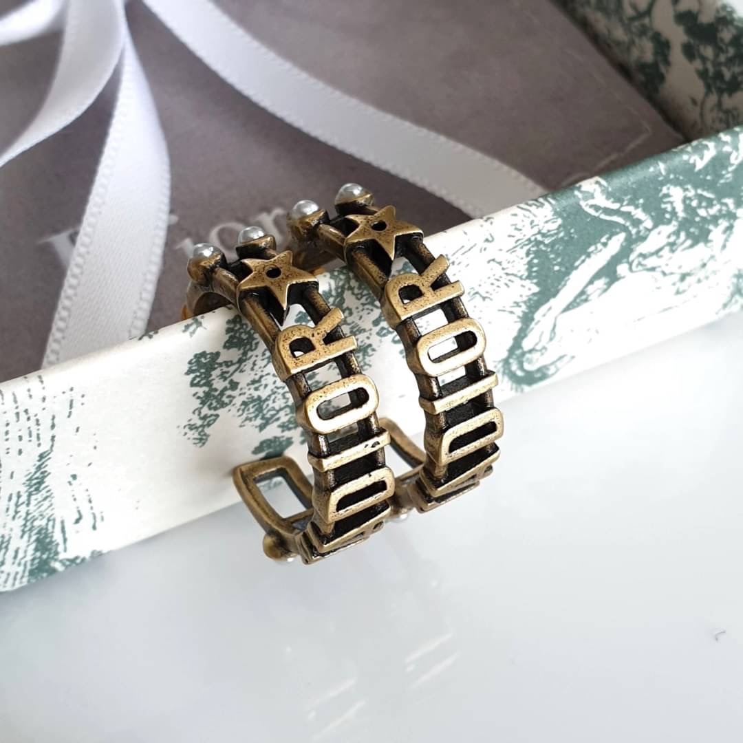 Super Hi-End Quality !!!!! ((งาน 1:1 เหมือนแท้ที่สุดในท้องตลาด)) Christian Dior Earring ต่างหูห่วงคอลล่าสุดค่ะงานอย่างใส่ออกมาน่ารักมากๆค่ะ มีแสตม Dior สวยเป๊ะ งานเลเซอร์สวยๆจาก Dior สาวกดิออพลาดไม่ได้เลยนะคะ ใส่ได้ตลอดไม่มีตกยุคคร๊าา อะไหล่สีทองแอนทีค หร