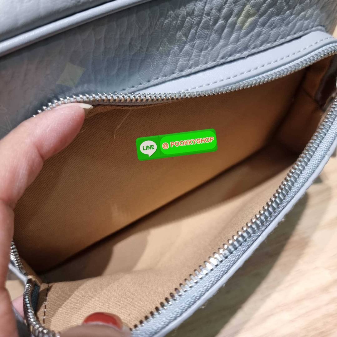 MCM KLASSIK CROSSBODY BAG สีใหม่ต้อนรับซีซั่นใหม่!! สาวกเอ็มซีเอ็มต้องมีน้า!! ใครๆเค้าก็สะพายกัน!! กระเป๋าสะพายข้างทรงครอสบอดี้ ที่ดาราใช้กันเพียบ!! รุ่นนี้หนุ่มๆสะพายหรือสาวๆก็สะพายได้น้า ขนาดกำลังดี วัสดุหนังแคนวาสคุณภาพดี มีช่องหลัก 2 ช่อง เปิด-ปิดด้วย
