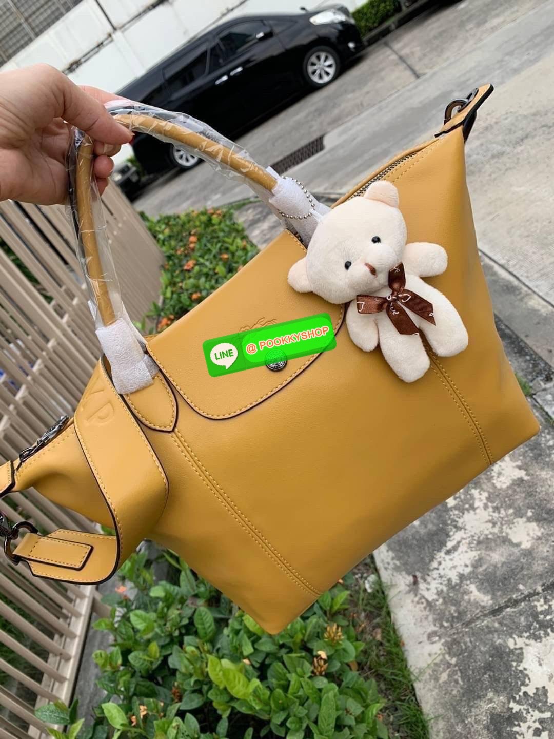 Longchamp LE PLIAGE CUIR TOP HANDLE BAG S เรียกว่าเป็นกระเป๋าอีกหนึ่งรุ่นที่ไม่ว่ายังไงก็ฮอตฮิตและติดเทรนด์ตลอดไม่เคยเปลี่ยนกับ ทรง Le Pliage Cuir หนึ่งในตระกูลกระเป๋าสุดไอคอนิกจากแบรนด์ เมื่อรุ่น Le Pliage Cuir ในรูปแบบของหนังแกะ Metis ได้ถือกำเนิดขึ้นใน