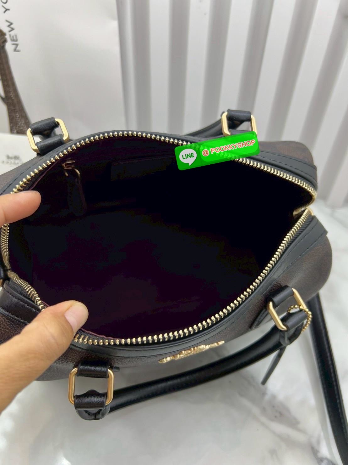 COACH ROWAN SATCHEL IN SIGNATURE CANVAS จุดเด่นของกระเป๋าทรงsatchel bag คือรูปทรงของกระเป๋าดูแข็งแรง มั่นคง ไม่เสียทรงง่าย มาพร้อมหูหิ้วที่ด้านบนของกระเป๋า ลายแคนวาสที่เป็นซิกเนเจอร์แบบเอกลักษณ์ ช่องใช้งานทุ้งภายในและภายนอก นอกจากนี้ กระเป๋าประเภทนี้ยังมี