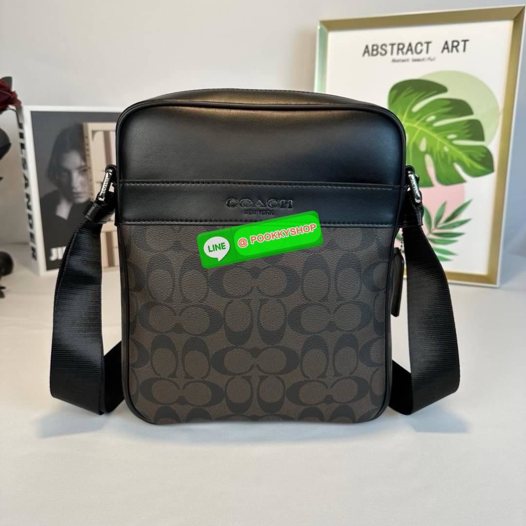 กระเป๋า Coach CHARCOAL/BLACK (COACH F54788) กระเป๋าสะพายซิกเนเจอร์เคลือบ PVC พร้อมขอบหนังปิดด้วยซิป ซับในผ้าด้านนอก: กระเป๋าแบบเปิดด้านหน้าหนึ่งช่องและกระเป๋าแบบเปิดด้านหลังหนึ่งช่อง ด้านในมีซิปและกระเป๋าเอนกประสงค์ สายปรับได้สำหรับสะพายไหล่หรือสะพายข้าง