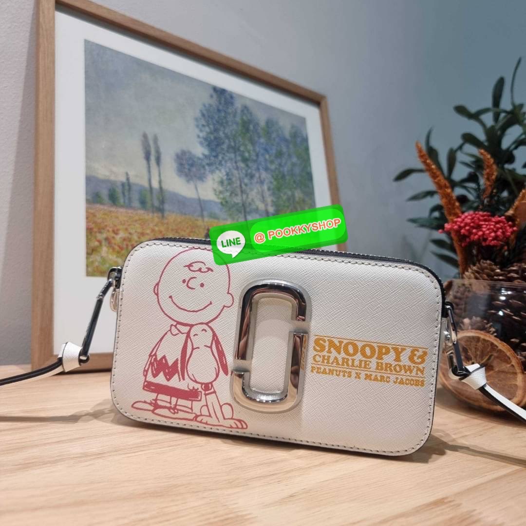 PEANUTS × MARC JACOBS THE SNAPSHOT CROSSBODY BAG คอลเลคชั่นแสนคิวท์ ที่ยกขบวนเหล่าซุปตาร์การ์ตูนมาให้แบบจัดเต็ม กับไอเท็มยอดฮิตที่โดดเด่นเป็นเอกลักษณ์ กระเป๋าสะพายข้างสุดปัง ดีไซน์ลายพรินท์แก๊งค์การ์ตูนสุดฮอต เรียกได้ว่าไม่ซ้ำใคร!! วัสดุหนังวัว สวยอยู่ทรง