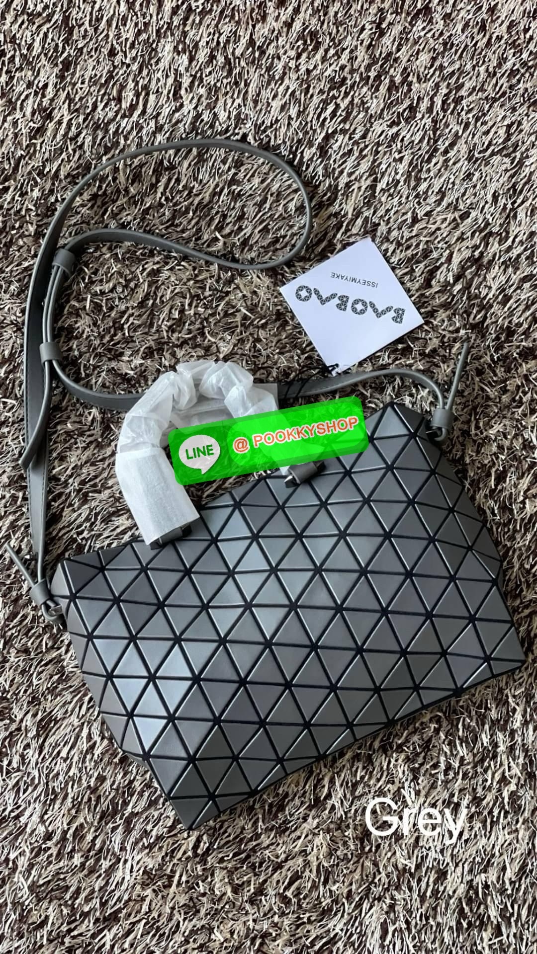 *Small BAO BAO ISSEY MIYAKE TONNEAU เป็น ซีรีย์ที่มีเอกลักษณ์เฉพาะตัว ด้วยแผ่นสามเหลี่ยมที่มีสัญลักษณ์เท่ากันทุกด้าน และยังผสมผสานงานดีไซน์ อันสง่างามเท่ากับฟังก์ชั่น การใช้งานสุดพิเศษ โดยมีจุดเด่นที่ซิปด้านบน สำหรับเปิดปิดและมีสายสะพายไหล่ ที่สามารถถอดออ