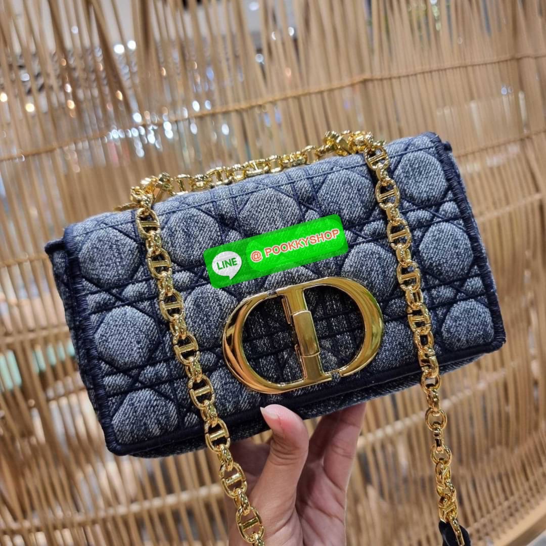 NEW IN CD SMALL CARO SHOULDER BAG กระเป๋าสะพายข้างพรีเมี่ยมกิ๊ฟทรงสวย ดีไซน์ย้อนยุค ที่รอบนี้โดดเด่นเป็นเอกลักษณ์มากๆ ดีไซน์สีเดนิมคลาสสิค เปิด-ปิดด้วยอะไหล่บิดล็อค หรูหรา ใช้งานง่าย วัสดุผ้าเดนิมทนทาน ภายในเป็นช่องโล่ง มีช่องย่อย ด้านหลังก็ยังมีช่องใส่บั