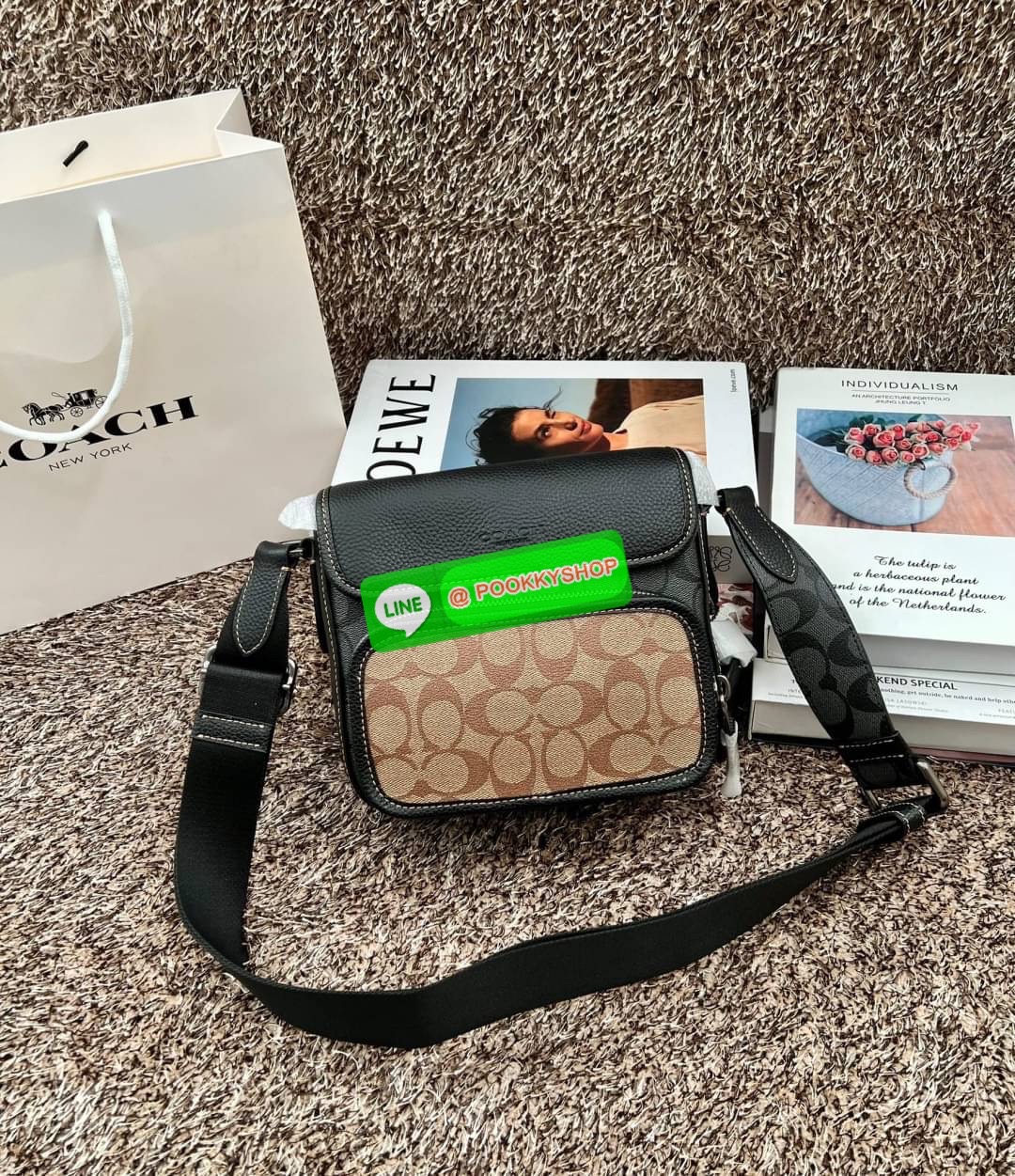 NEW IN! COACH SULLIVAN FLAP CROSSBODY IN BLOCKED SIGNATURE ((CC032)) พร้อมส่ง! รุ่นที่หนุ่มๆถามถึงกันเข้ามา กับกระเป๋าสะพายแบบครอสบอดี้ร์ หนังแท้อย่างดี สวยมากๆ สามารถพกพาไปได้กับทุกๆวัน 🌟รุ่นนี้ห้อยพวงแบรนด์ด้านข้างมาให้2พวงค่ะ ด้านหน้ามีข่องซิปห