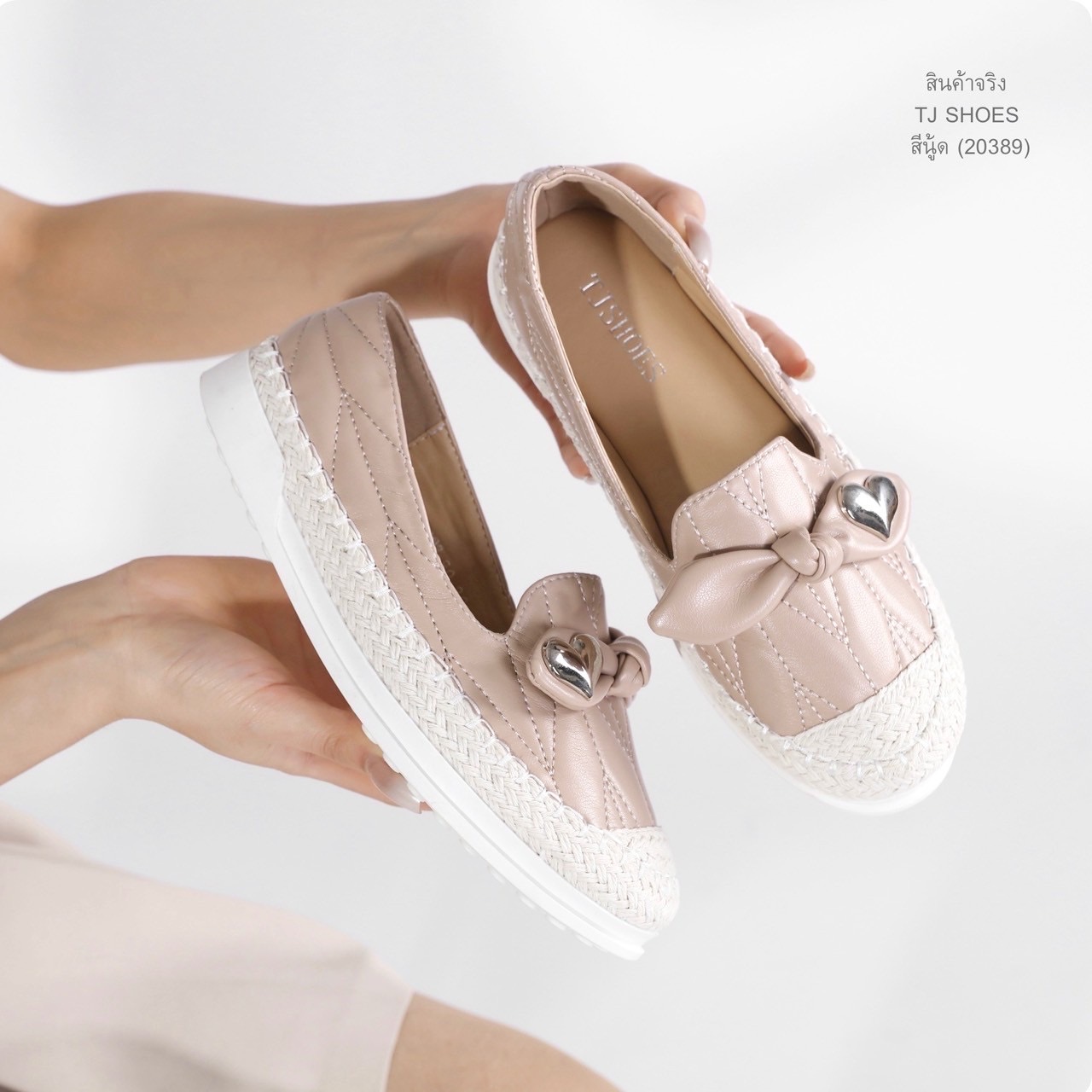 พร้อมส่งแบบใหม่มาแรง รุ่นนี้เป็นงานสั่งทำพิเศษ คุณภาพดีมากๆ - หนังรุ่นนี้นิ่ม นิ่มมากนิ่มสุดๆ - พื้นบุนวมนิ่มใส่นุ่มสบายมาก น้ำหนักเบา - ใส่นุ่มเดินทั้งวันได้สบายมากๆ - สวยใส่ง่าย แมทได้กับทุกชุด ใส่ได้ตลอดไม่ตกเทรนด์ - ส้นเกรดพรีเมี่ยมกันลื่นอย่างดี