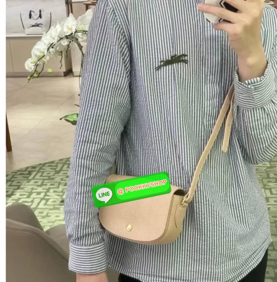 💕Longchamp Epure Crossbody Bag ด้วยรูปแบบที่ชวนให้นึกถึงฝาพับของ Le Pliage กระเป๋าสะพายข้างขนาดเล็กใบนี้มีทั้งความอ่อนเยาว์และความเป็นผู้หญิงในเสน่ห์ของมัน โดดเด่นด้วยรูปทรงกระเป๋าแบบอานม้า ยกย่องให้กับตำนานนักขี่ม้าของ Longchamp EPURE สายสะพายซึ่