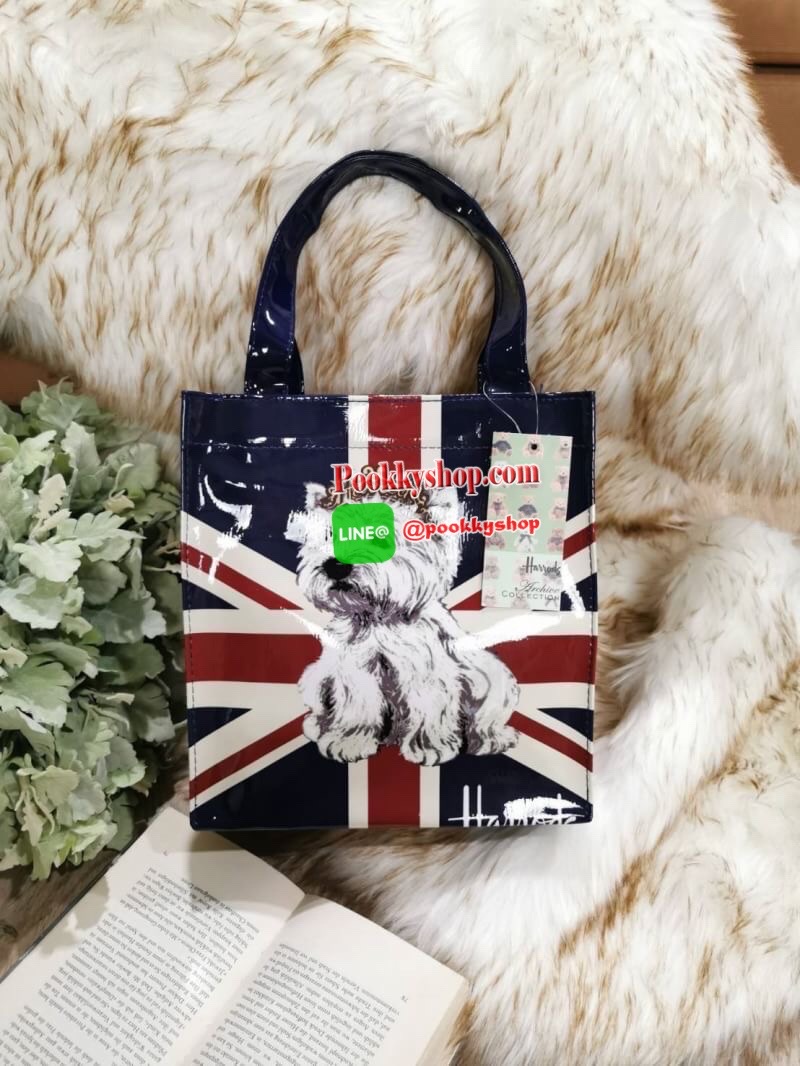 ลายนี้เข้าแล้วนะคะ! พร้อมส่งไอเท็มยอดนิยม! Harrods London Top-handle Shopping Bag กระเป๋า Shopping แบรนด์ดังจากอังกฤษรุ่นยอดนิยมวัสดุ PVC+Polyester 100% ของแท้เนื้อหนาอยู่ทรงกันน้ำ ขนาดกำลังดี น้ำหนักเบา เปิดปิดด้วยซิปสะดวกใช้หัวซิปปั้มโลโก้แบรนด์อะไหล่เง