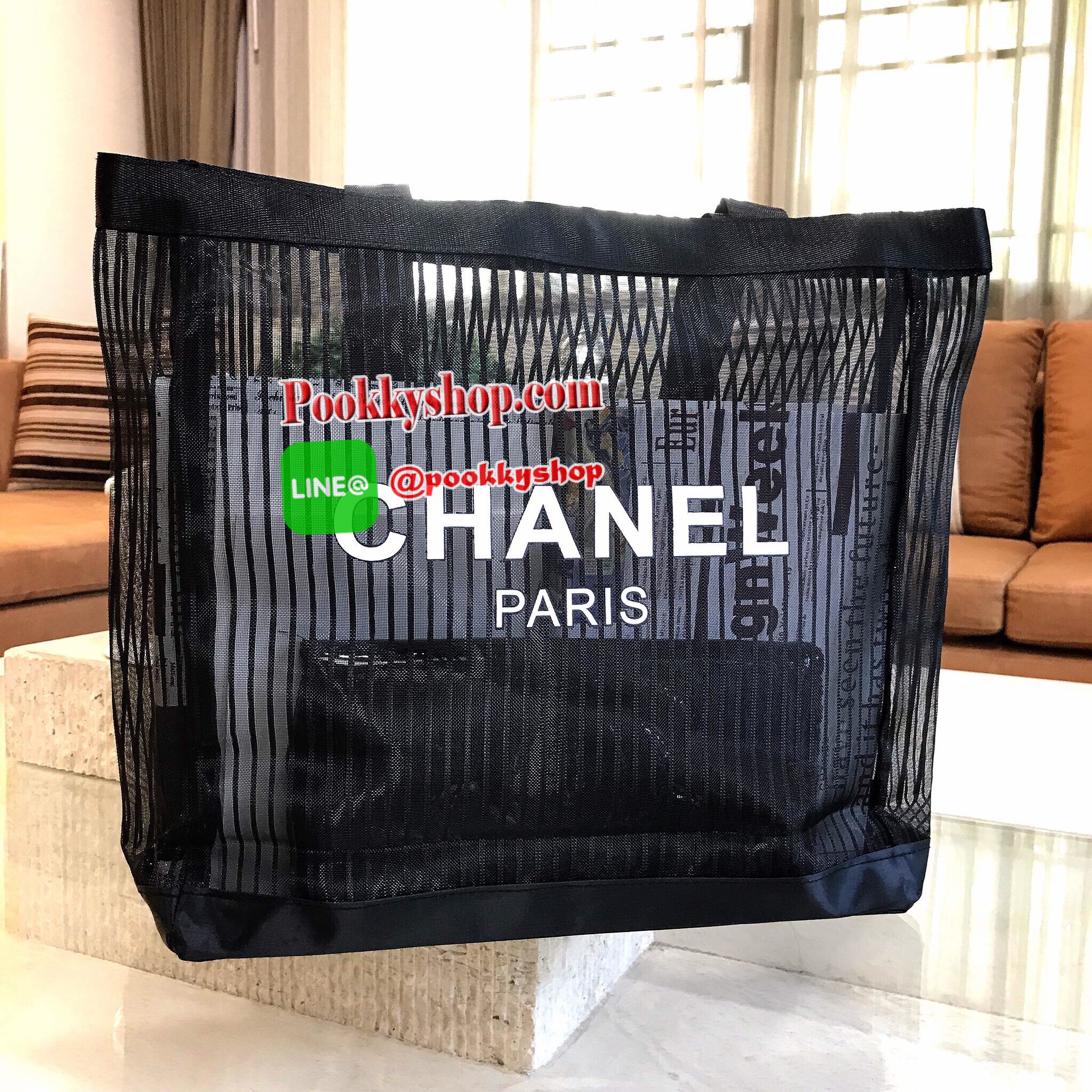 ห้ามพลาดนะคะ! NEW Arrival! Chanel Cosmetic Shopping Bag กระเป๋าสะพายใบใหญ่ VIP Gift With Purchase Limited Edition พรีเมี่ยมกิ้ฟของแท้จาก Chanel Cosmetic Counter ใบใหญ่วัสดุ Nylon โปร่งปั้มโลโก้แบรนด์ เปิดปิดด้วยแถบแม่เหล็กซ่อนด้านในปากกระเป๋าบุที่ฐานเพื่อ