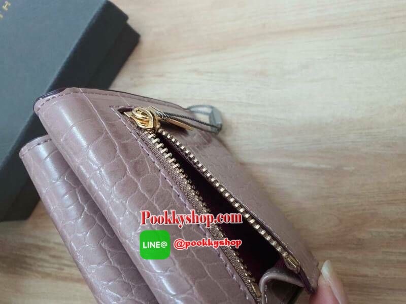 charleskeith Croc effect short wallet กระเป๋าสตางค์ใบสั้นมาด้วยลายหนังจรเข้ ด้านหน้าติดชื่อแบรนด์ รุ่นนี้เป็นแบบ 3 พับ ด้านหลังเป็นช่องใส่เหรียญ สวยสมคำร่ำลือมากๆ เลยจ้า มาครบ 5 สี จัดไปอย่างด่วนเลยจ้า