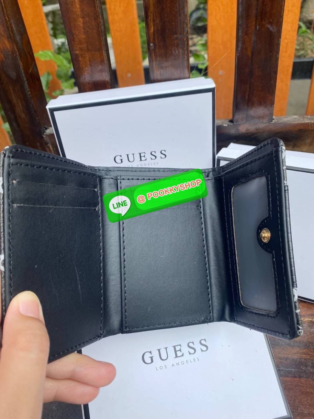 Guess กระเป๋าสตางค์ใบสั้น 3 พับ พร้อมกล่อง มีช่องใส่บัตร ใส่แบงค์พันได้ไม่ต้องพับ ข้างหน้าติดโลโก้แบรนด์อะไหล่ทอง สวย หรู ดูแพง ไปอีกจ้า