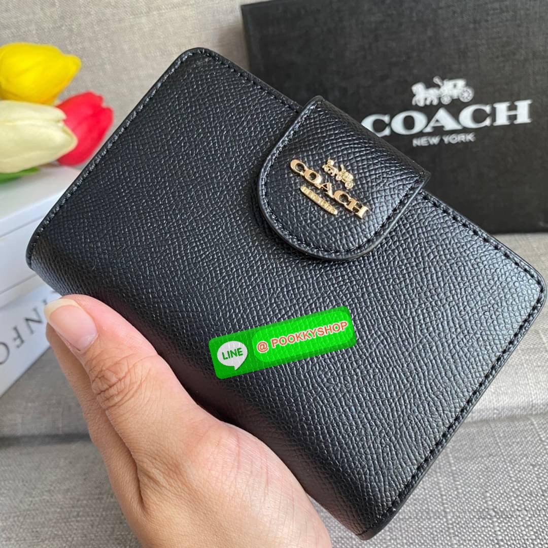 COACH 6390 MEDIUM CORNER ZIP WALLET กระเป๋าสตางค์ใบกลาง สีพื้นเรียบหรู วัสดุcrossgrain ภายในมีช่องใส่บัตรและธนบัตรได้ทุกชนิด มีช่องซิปใส่เหรียญ ขนาดกะทัดรัดพกพาง่าย คนชอบจัดระเบียบกระเป๋าสตางค์แนะนำเลยจ้า