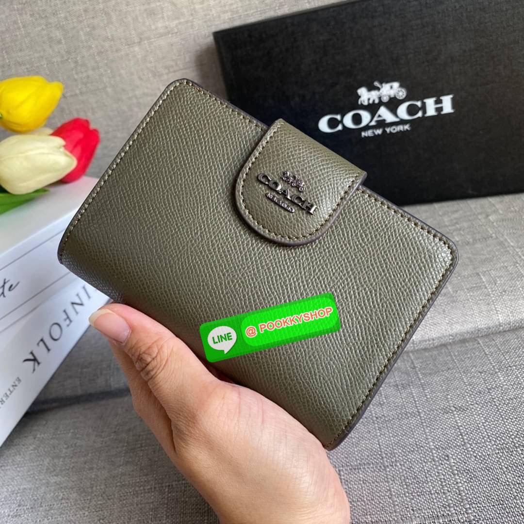 COACH 6390 MEDIUM CORNER ZIP WALLET กระเป๋าสตางค์ใบกลาง สีพื้นเรียบหรู วัสดุcrossgrain ภายในมีช่องใส่บัตรและธนบัตรได้ทุกชนิด มีช่องซิปใส่เหรียญ ขนาดกะทัดรัดพกพาง่าย คนชอบจัดระเบียบกระเป๋าสตางค์แนะนำเลยจ้า