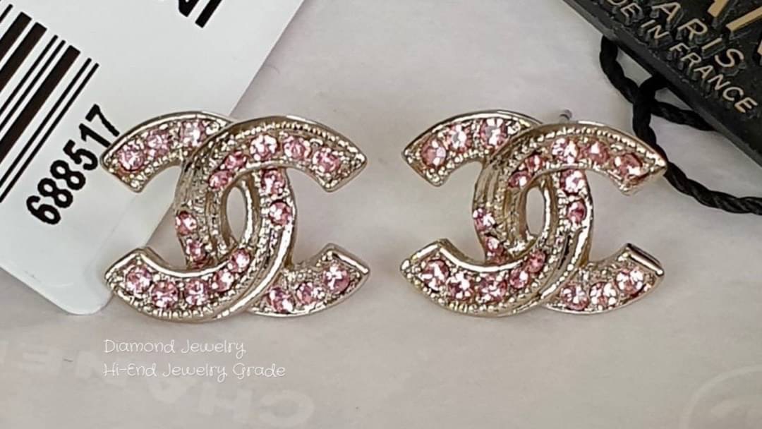 Super Hi-End Quality !!!! ((งาน 1:1 เกรดดีที่สุดในท้องตลาด)) Chanel Earring ต่างหูชาแนล collection ล่าสุด ชนช็อปคะ รับรองสวยวิ้งมากกกกก งานดี ตัวเรือนรับประกันความพอใจเลยค่ะ ตัวเรือนสีทองดูหรูมากๆค่ะ ใส่ออกมาน่าร๊ากกกก จัดเลยคร่าา สาวห้ามพลาดเซเลปใส่กันเย
