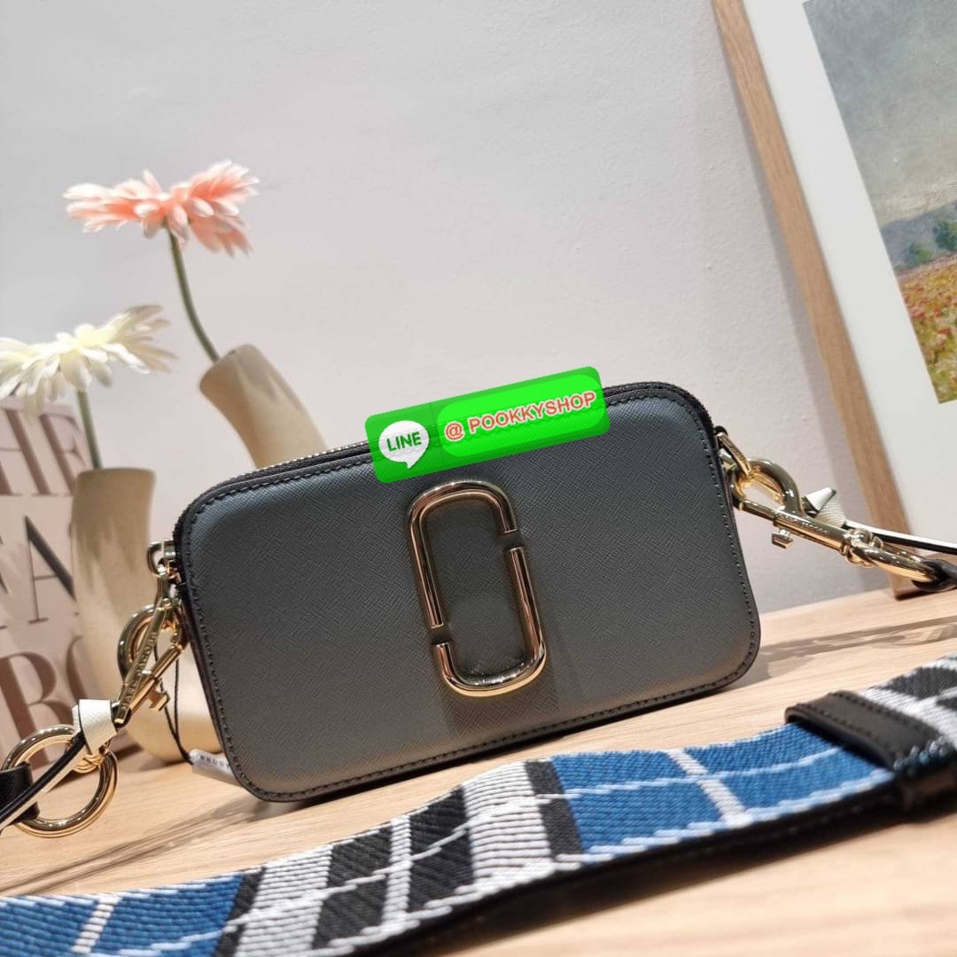 MARC JACOBS THE SNAPSHOT CAMERA BAG ไอเท็มยอดฮิตที่โดดเด่นเป็นเอกลักษณ์ กับกระเป๋าสะพายข้างสุดปัง เรียกได้ว่าไม่ซ้ำใคร!! วัสดุหนังวัว สวยอยู่ทรง เปิด-ปิดกระเป๋าด้วยซิป มีซิปหลัก 2 ช่อง แบ่งสัดส่วนไว้ดีมาก มาพร้อมสายสะพายสปอร์ตเส้นใหญ่ ที่ออกแบบโทนสีมาให้เ