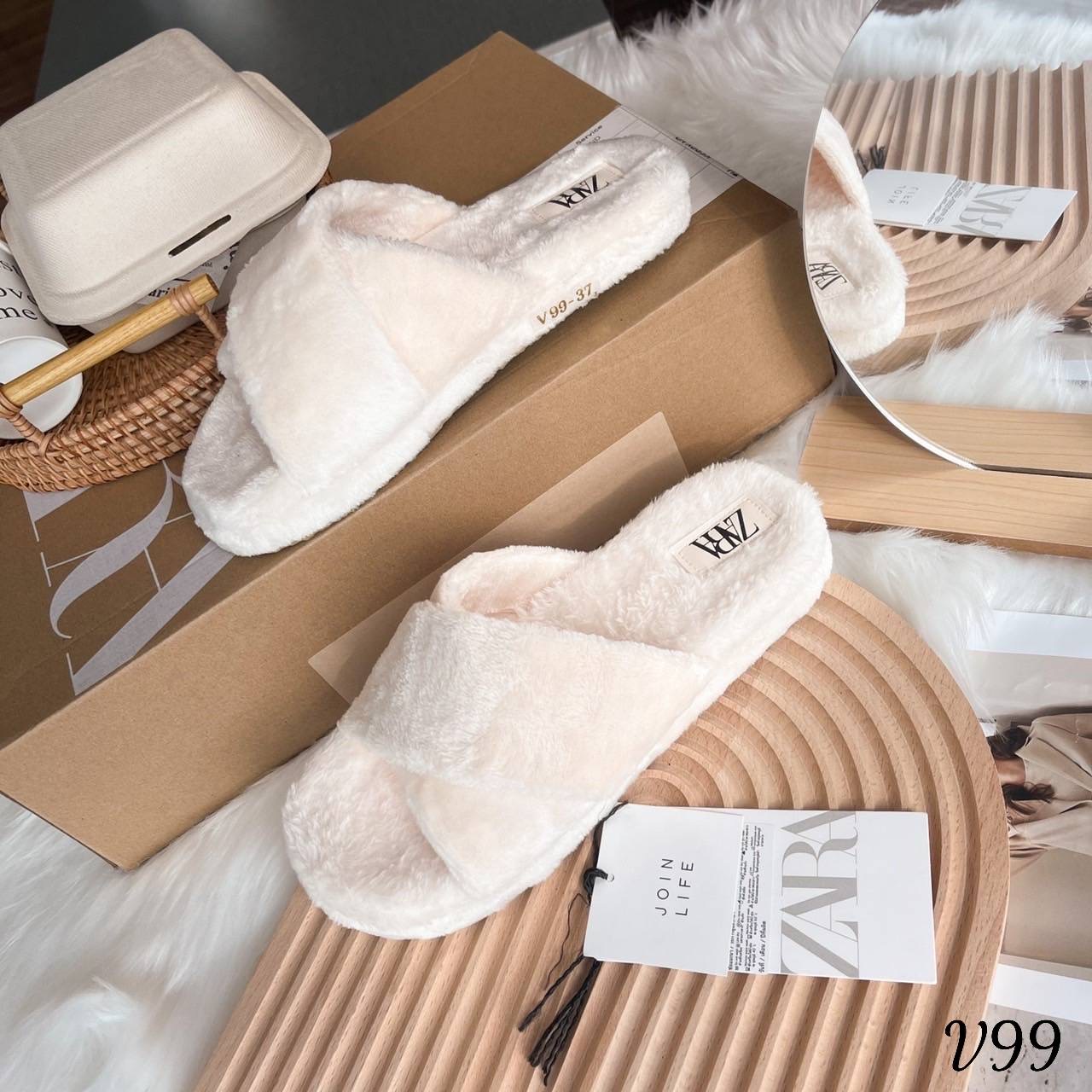 พร้อมส่ง แตะ Z ara ขนฟูนุ่มมาก ใส่ได้ ทั้ง ในบ้าน นอกบ้าน ทรงสวม หน้าไขว้ ใส่แล้วน่ารักมากกค๊า แบบที่แม่อั้มใส่เลย