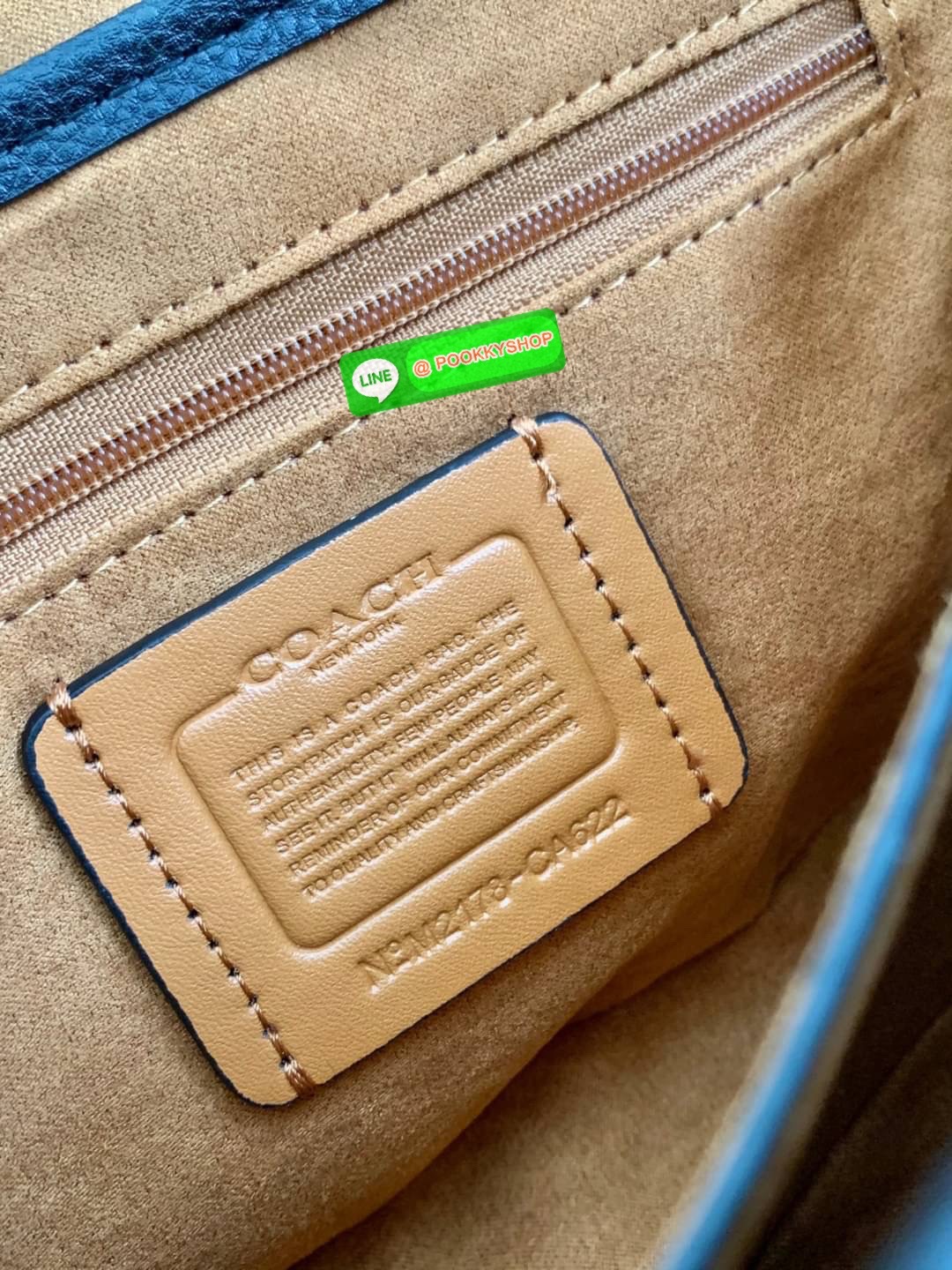 COACH LUCY CROSSBODY BAG((CA622)) 🔹พร้อมส่ง กระเป๋าสะพายแบบครอสบอดี้ร์ ทรงเก๋ วัสดุ แคนวาส+หนังแท้ ได้ลงตัวสวยงาม 🔹เปิดปิดกระเป๋าแบบกระดุมแป๊กสองข้าง ภายในมีข่องให้ใส่ของ3ช่องด้วยกัน ช่องค่อนข้างกางออกได้กว้าง จุของได้หลายอย่างเลยค่ะ มีช่อ