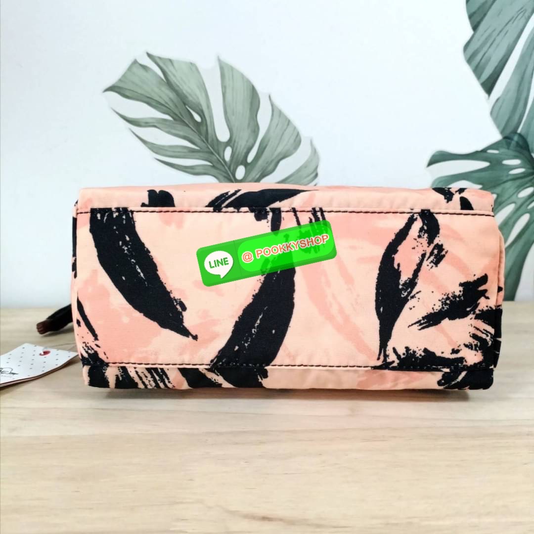 KIPLING Mini Crossbodybag กระเป๋าสะพายข้างขนาดกะทัดรัด ผลิตจากวัสดุ Nylon + ซับใน Polyester100% มีช่องใช้งานแยกย่อยมากถึง 4 ช่อง -ด้านหน้ามีช่องซิป 2 ช่อง -ช่องหลักโล่ง กว้าง จุของใช้ได้เยอะ -ด้านหลังมีช่องซิปอีก 1 ช่อง มาพร้อมพวงกุญเเจลิง สายสะพายยาวสมาร