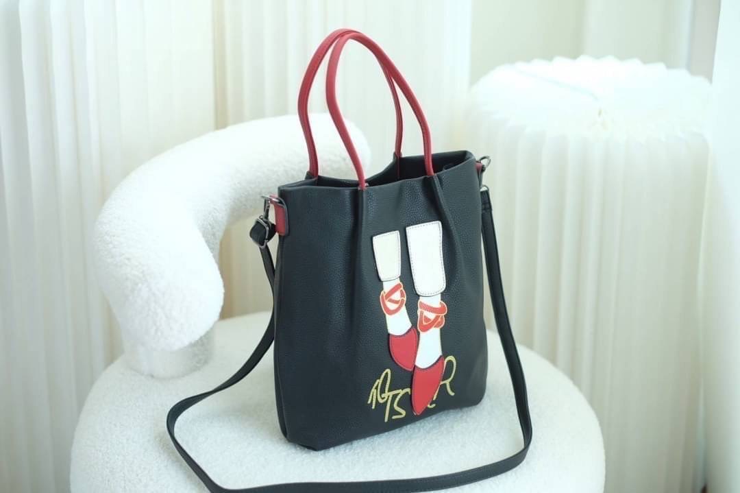 มาอีกรอบละจร้าาา‼️ ฮิตที่สุดใน Japan🇯🇵 ต้องใบนี้เลย กระเป๋า Alice and Olivia น่ารักน่าใช้มากๆ ไม่ต้องไปหาซื้อไกลถึง japan 🇯🇵 ด้านในใส่ของได้จุ มีช่องซิบหลายช่อง ถือได้สะพายได้เลย so cute สุดๆเลยค่า