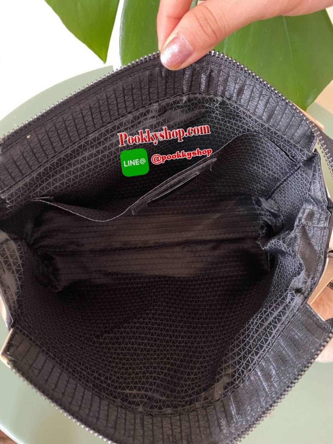 ใหม่ล่าสุด กระเป๋า จากแบรนด์ David Jones กระเป๋าถือ/สะพายข้างดีไซน์เกร๋มาก สีสวยหรูมาก ขนาดกำลังดีเลย น้ำหนักเบามากคะ ภายในมีช่องเก็บของจุกจิกได้ พิเศษ !! แถมน้องกระต่ายขนฟู เข้าset กับกระเป๋าเลยค่า น่ารักมากๆ มีถุงผ้าแบรนด์ให้คะ ใบจริงสวยมากคะ ดีต่อใจ มี