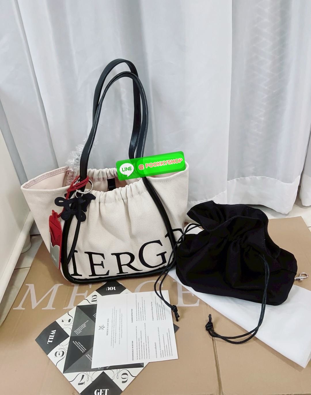 MERGE A DAY MEDIUM BAG 🔖พร้อมส่ง! กระเป๋าหิ้วหรือคล้องไหล่ ทรงสวย วัสดุผ้าทอเทคนิค Flyknit อย่างดี แต่มีน้ำหนักเบา หูหิ้วแบบหนังมีความแข็งแรงในการใช้งานค่ะ ภายในโล่งกว้าง ใส่สัมภาระได้เยอะค่ะ