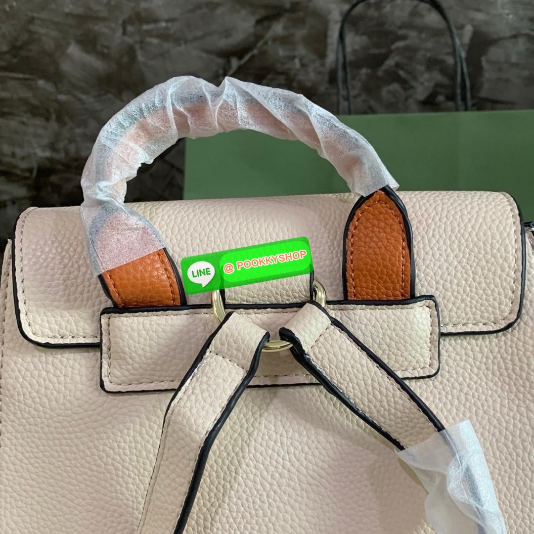 KATE SPADE NEW YORK Sinch Pebbled Leather Medium Flap Backpack กระเป๋าสะพายเป้หนังนิ่มลายหนังสวย ด้านหน้าตกแต่งด้วยชื่อแบรนด์ มีช่องซิปเล็กด้านข้างกระเป๋า 1 ช่อง ช่องใหญ่เปิด-ปิดด้วยตัวรูด ด้านในโล่งกว้างจุของได้เยอะมาก และมีช่องซิปใส่ของจุกจิกค่ะ