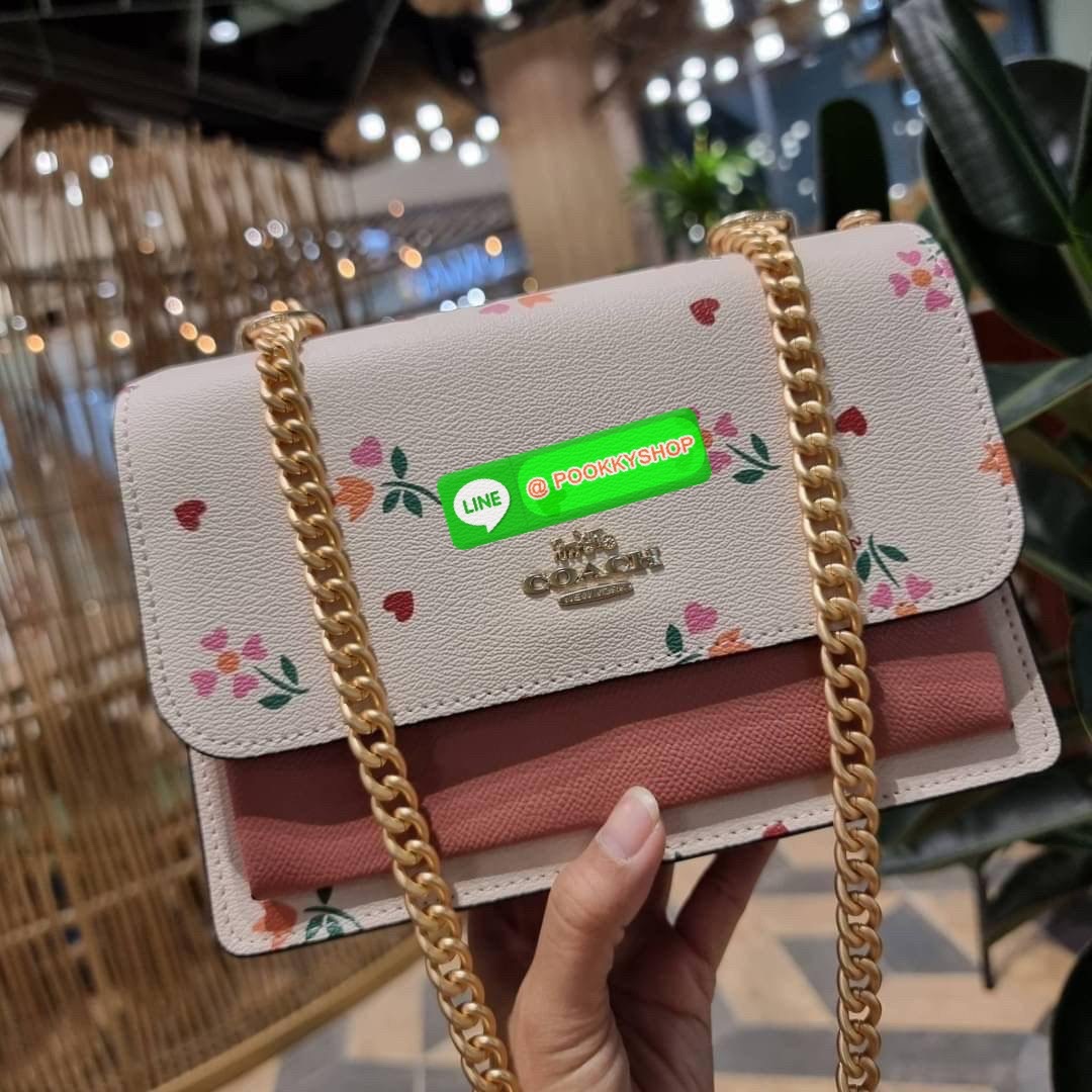 COACH C7596 KLARE CROSSBODY WITH HEART PETAL PRINT หนึ่งคอลเลคชั่นที่ฮิตไม่หยุดยั้ง!! ขายดิบขายดีทุกดีไซน์ รอบนี้มาตอบโจทย์สายหวาน ใหม่ล่าสุด น้องน่ารักม้ากกกก!! กับกระเป๋าสะพายข้าง โทนสีละมุนลูกคุณ!! คือดี!! เพิ่มลูกเล่นช่อดอกไม้หัวใจ ให้มีสีสัน สายสะพาย
