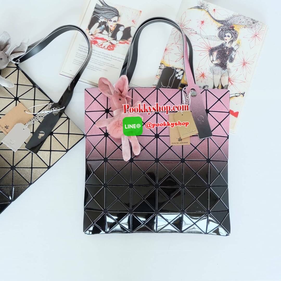 สีใหม่ ห้ามพลาดเลยค่า ทรงสุดฮิตจากแบรนด์ David Jones รุ่น Candy color ใบนี้ มาพร้อมกับน้องกระต่าย สีเข้า set กับกระเป๋าคะ กระเป๋า ทรง Tote ตัวกระเป๋าเย็บติด ด้วยแผ่นอคิลิค ตัดขอบลายวิ้งๆ สุดหรู ดีไซน์เกร๋ จุดเด่นที่ น้ำหนักเบา สามารถ ถือ หรือ สะพายไหล่ได้