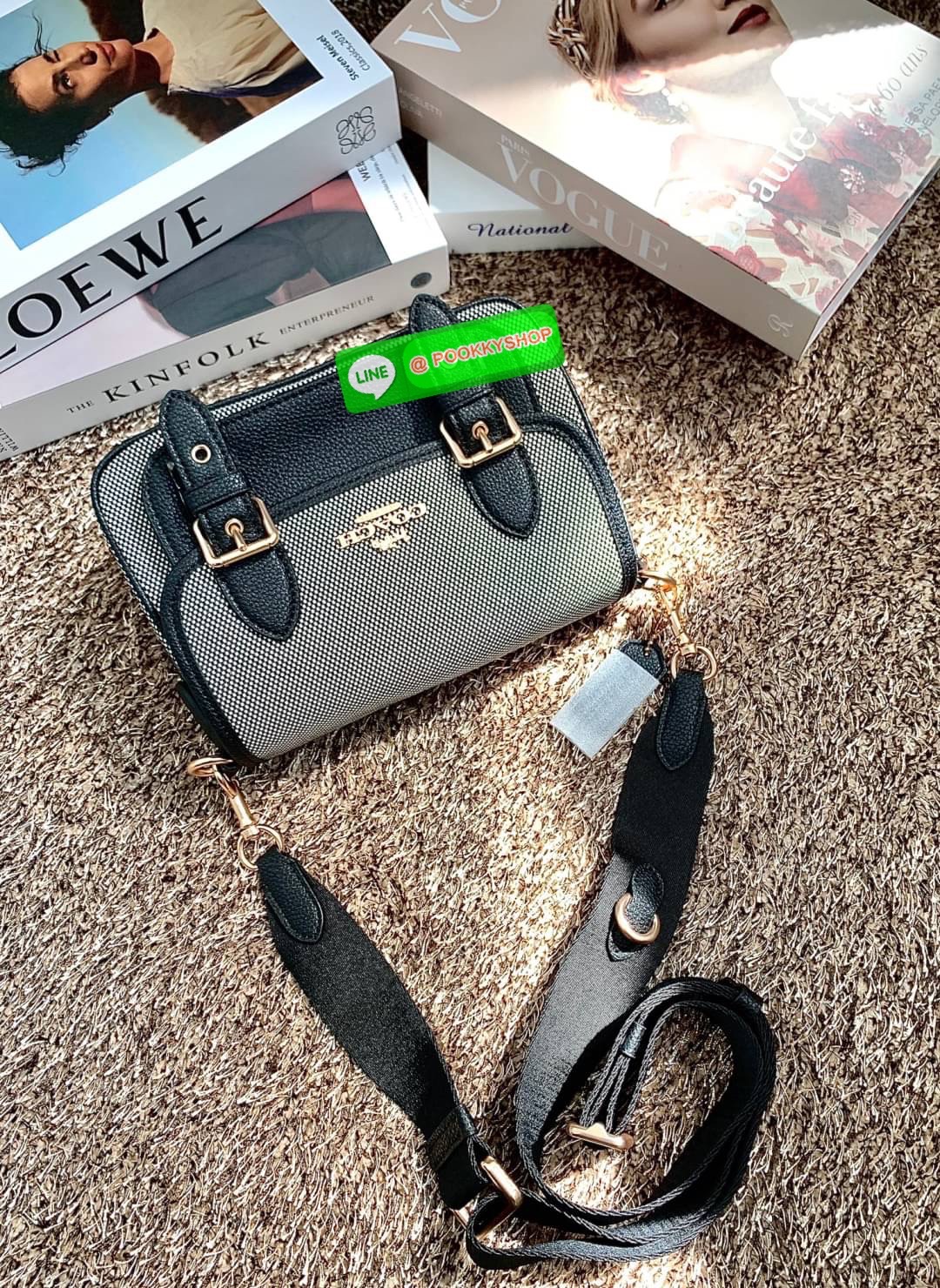 COACH LUCY CROSSBODY BAG((CA622)) 🔹พร้อมส่ง กระเป๋าสะพายแบบครอสบอดี้ร์ ทรงเก๋ วัสดุ แคนวาส+หนังแท้ ได้ลงตัวสวยงาม 🔹เปิดปิดกระเป๋าแบบกระดุมแป๊กสองข้าง ภายในมีข่องให้ใส่ของ3ช่องด้วยกัน ช่องค่อนข้างกางออกได้กว้าง จุของได้หลายอย่างเลยค่ะ มีช่อ