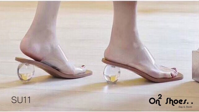 CRYSTAL Transparent Shoes 2019 💎 มาค่ะ!! รองเท้าแม่อั้มพร้อมเสริฟ รองเท้าสวมหน้า รองเท้าส้นคริสตัลกลม คาดสายสิริโคนใสนิ่มไม่บาดเท้า คัตติ้งทรงสวยมาก ใส่ออกมาแล้วดูหรู ดูแพงเว่อร์วัง สามารถ match ได้กับทุกชุดเลยจ้าา ของมาน้อยมากกกก ถ้าหมดล็อตนี้แล้
