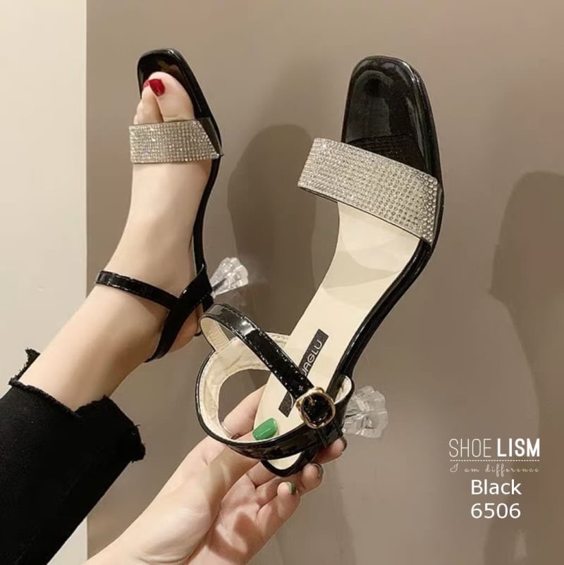 สินค้าพร้อมส่ง กำลังอินค่า!!! รุ่นสูงน้อยที่สาวๆถามหา วัสดุพลาสติคใสนิ่มแบบสวม สายรัดข้อเข้มขัดสอดปรับได้ ส้นอะคริลิคใส กระแสแรงเว่อร์ๆๆ เห้นแล้ว like เลย ใส่แล้วดูเซ็กซี่ เปรี้ยว ดูดี ขับผิวขาว ครบ!! ไม่ควรพลาดคะ!