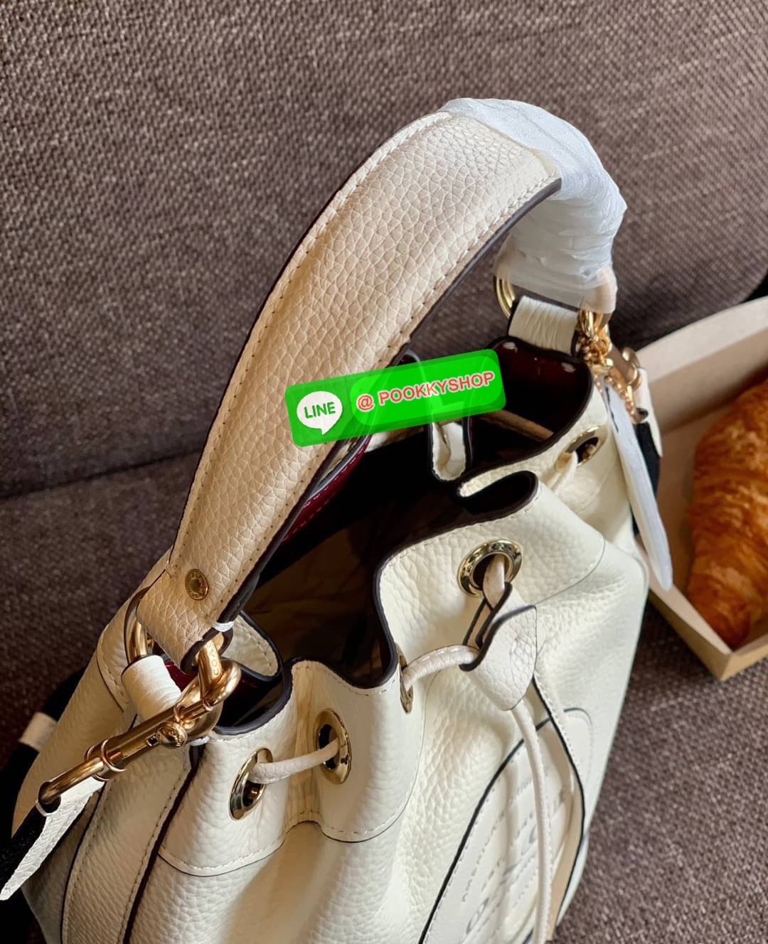 New arrival! 🌈น้องใหม่ล่าสุด สวยหรู ดูดีมากๆค่ะ! COACH DEMPSEY DRAWSTRING BUCKET BAG ((C4100//C4102)) พร้อมส่งที่ไทยค่ะ! กระเป๋าทรงขนมจีบ หนังแท้นิ่มสวยมากๆค่ะ จุดเด่นด้านหน้าปั้มโลโก้แบรนด์ ปากกระเป๋าแบบหูรูดใช้งานง่าย ภายในสามารถใส่ของจำเป็นในชี