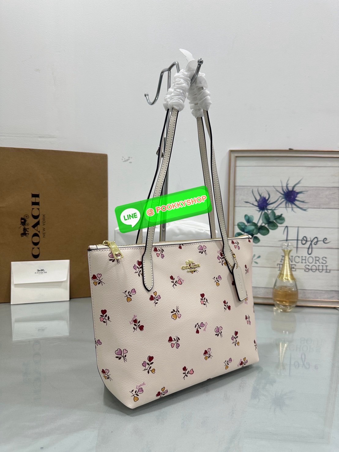 Coach Tote CX587 รุ่นม้าแคร่ Signature Patchwork แดงเบอร์กันดีสุดหรู ✨ รุ่นขายดี ลาย Signature Canvas พร้อมโลโก้ลายรถม้าเพิ่มลูกเล่นเด่นไม่เหมือนใคร 💼 ขนาดกำลังดี น้ำหนักเบา หิ้วไปทำงานหรือใส่ของรายวันก็เก๋