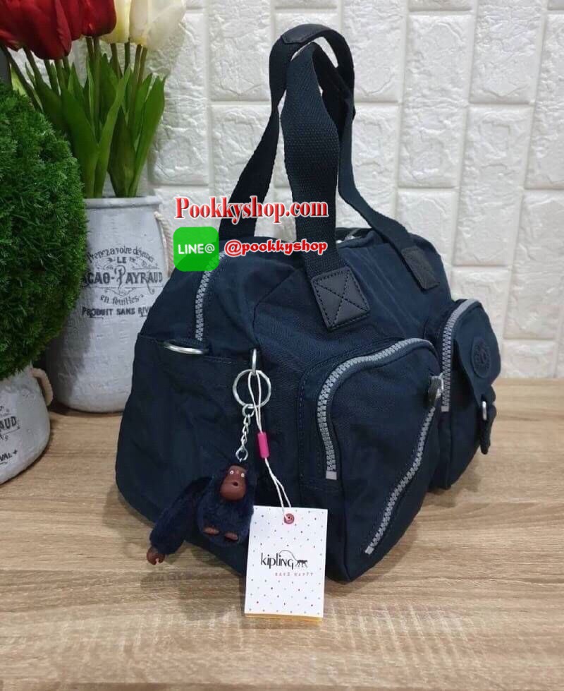 Kipling Women’s Defea Top-Handle Bag กระเป๋าถือหรือสะพายทรงตั้งสวย มีช่องใส่ของแยกเป็นสัดส่วนทั้งด้านในและนอก มีสายสะพายถอดและปรับความยาวได้ฟรีไซส์ มาพร้อมพวงกุญแจลิง น่าใช้คุ้มค่ามากๆจ้า