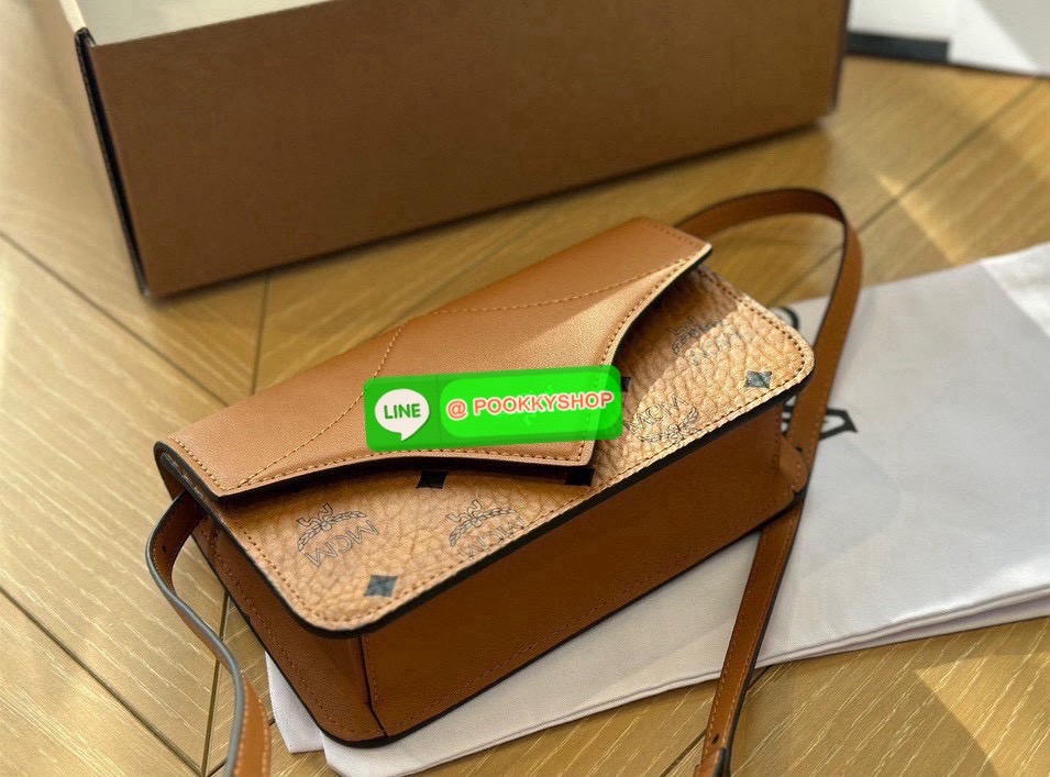 👜 MCM Diamond Shoulder Bag in Visetos Leather Mix 👜 • กระเป๋าสะพายรุ่น Diamond Shoulder Bag ดีไซน์หรู โดดเด่นด้วยฝาปิดรูปทรง “เพชร” เอกลักษณ์เฉพาะของรุ่นนี้ 💎 • วัสดุ Visetos Coated Canvas ผสม หนังแท้เรียบเนียน (Leather Mix)