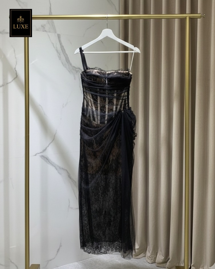 เดรสแฟชั่น เดรสเสื้อเกาะอก มีโครงแบบคอร์เซ็ต ซ้อนทับด้วยผ้าเน็ตจับเดรป กระโปรงจับเดรป