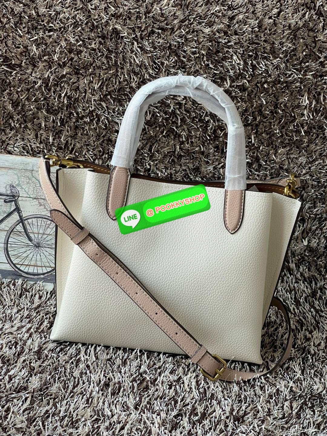 Coach Willow Tote 24 In Signature Canvas หากคุณชื่นชอบกระเป๋า Tote แล้วล่ะก็ เราเชื่อว่ากระเป๋าใบนี้จะต้องโดนใจคุณอย่างแน่นอน กระเป๋า Coach ด้วยรูปทรงสี่เหลี่ยม อยู่ทรงตั้งสวย การตัดเย็บทำจากหนัง Canvas ขนาดที่พอเหมาะ เมื่อถือแล้ว ไม่ทำให้ดูใหญ่เทอะทะจนเก