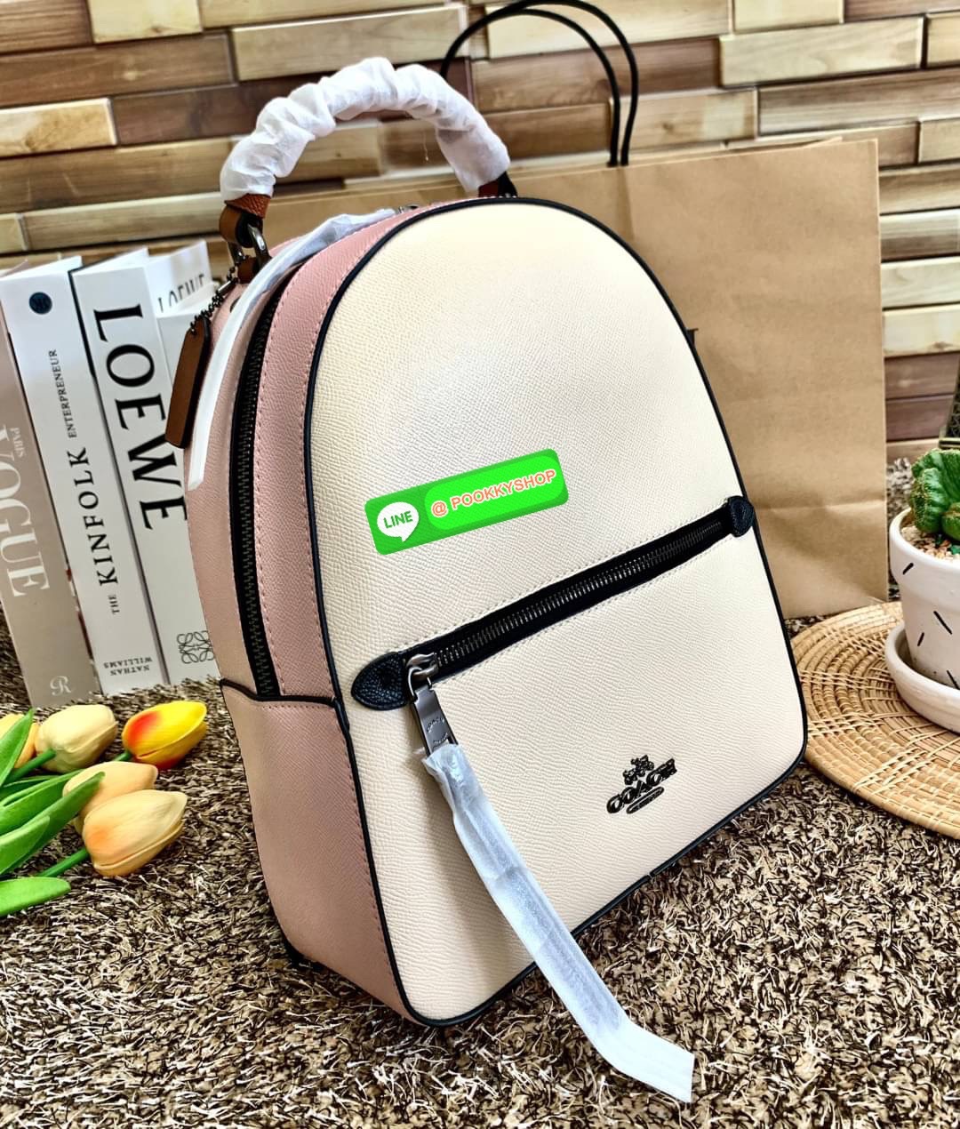 COACH JORDYN BACKPACK ((C2732//76623)) 🌹🌹ไม่มียังไงไหว ต้องบอกว่าน้องสวยมากๆค่า! กระเป๋าสะพายหลังแบบมีหูหิ้ว หนังแแท้ ลายหนังสวยน่าใช้มากค่ะ ด้านหน้ามีช่องซิปใส่มือถือหรือของจุกจิกลงไปได้ค่ะ เปิด-ปิดกระเป๋าแบบซิปคู่ห้อยหนัง ภายในกว้างใส่สั