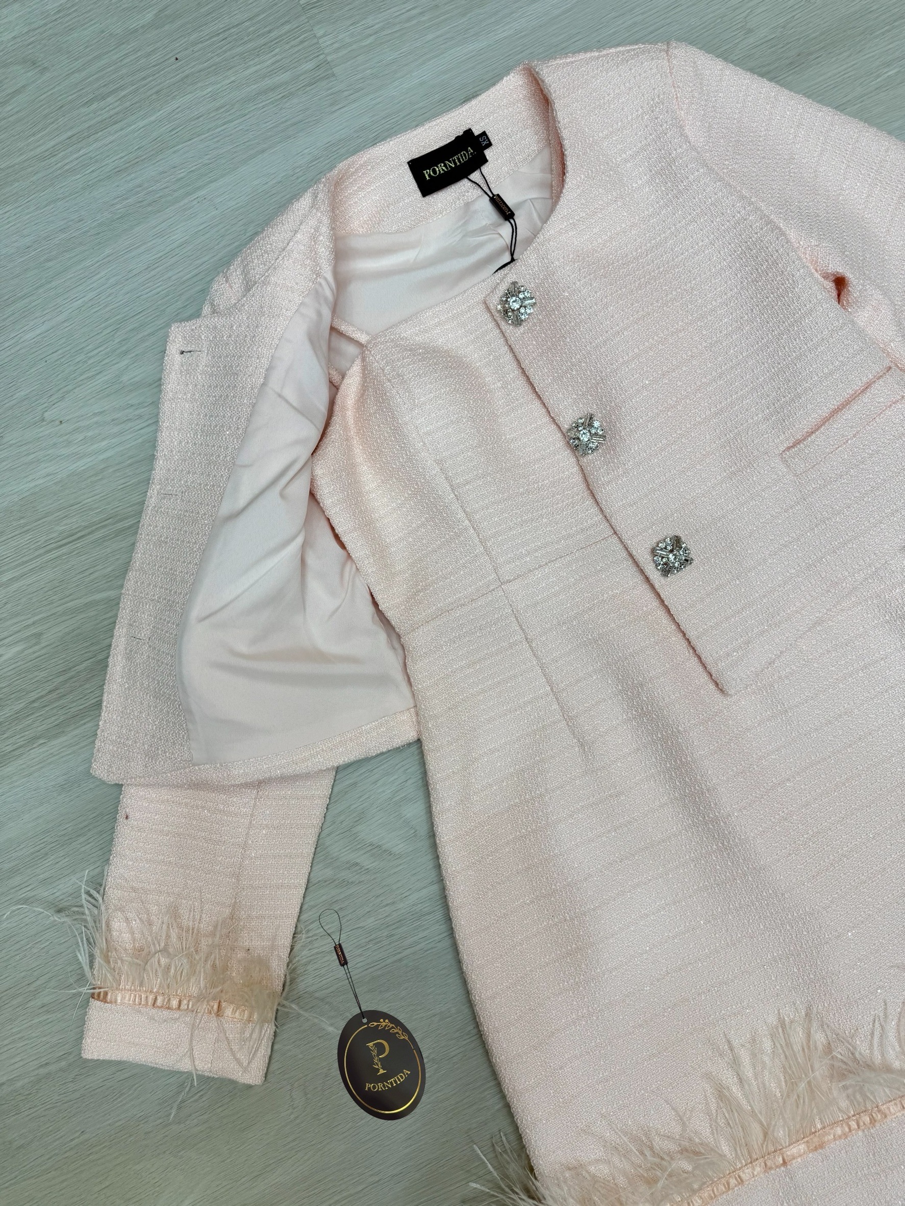 ชุดเซทแฟชั่น ชุดเดรส2ชิ้นผ้าทวีต งานเดรสชมพู มีเสื้อคลุมให้กระดุมเสื้อคลุมด้านหน้ากระดุมเพชร