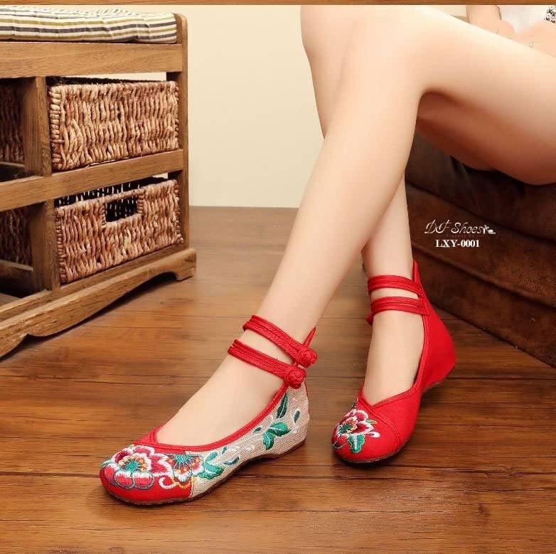 สินค้าพร้อมส่ง ต้อนรับเทศกาลตรุษจีน รองเท้าปักรัดข้อนำเข้า วัสดุผ้าแคนวาส น้ำหนักเบา ใส่สบายค่ะ เสริมส้นด้านใน พื้นยางกันลื่น ห้ามพลาดนะคะ