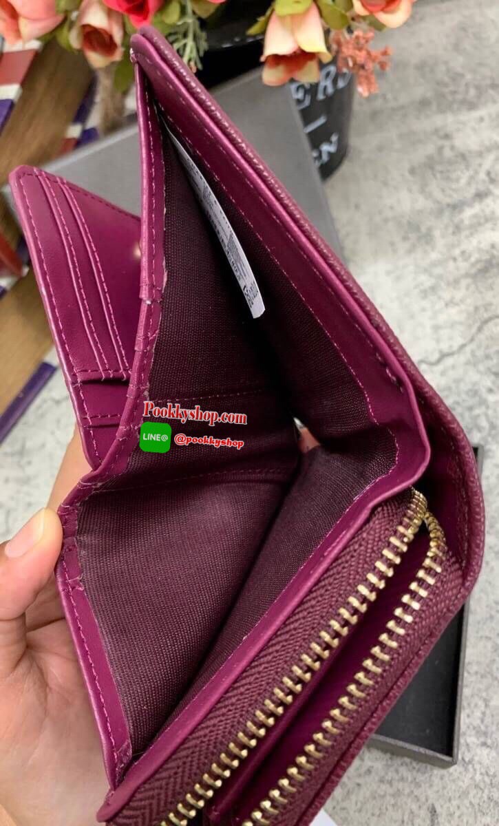 New !! CHARLES & KEITH SHORT WALLET BAG กลับมาอีกครั้ง รุ่นขายดีค่ะ!! รอบนี้สินค้าราคาพิเศษค่ะ กระเป๋าสตางค์ใบสั้น ด้านหน้ามีโลโก้แบรนด์ แยกช่องซิปออกสำหรับใส่เหรียญ ช่องหลักเปิดปิดแบบกระดุม มีช่องใส่บัตรต่างๆ ได้หลายใบนะค่ะ พร้อมช่องใส่ธนบัตรหนึ่งช่องค่ะ