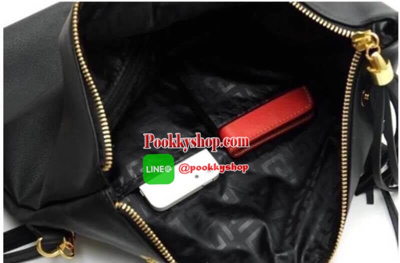 รุ่น BEST SELLER มาเพิ่มอีกรอบคะ กระเป๋า Givenchy shoulder bag หนัง PU เนื้อดี ดีไซด์เก๋มากคะ ด้านหน้า ปั้ม logo brand หัวซิป ประดับพู่ ด้านในบุด้วยผ้า water proof ปั้ม logo brand มีช่องเล็กใส่ของจุกจิกคะ