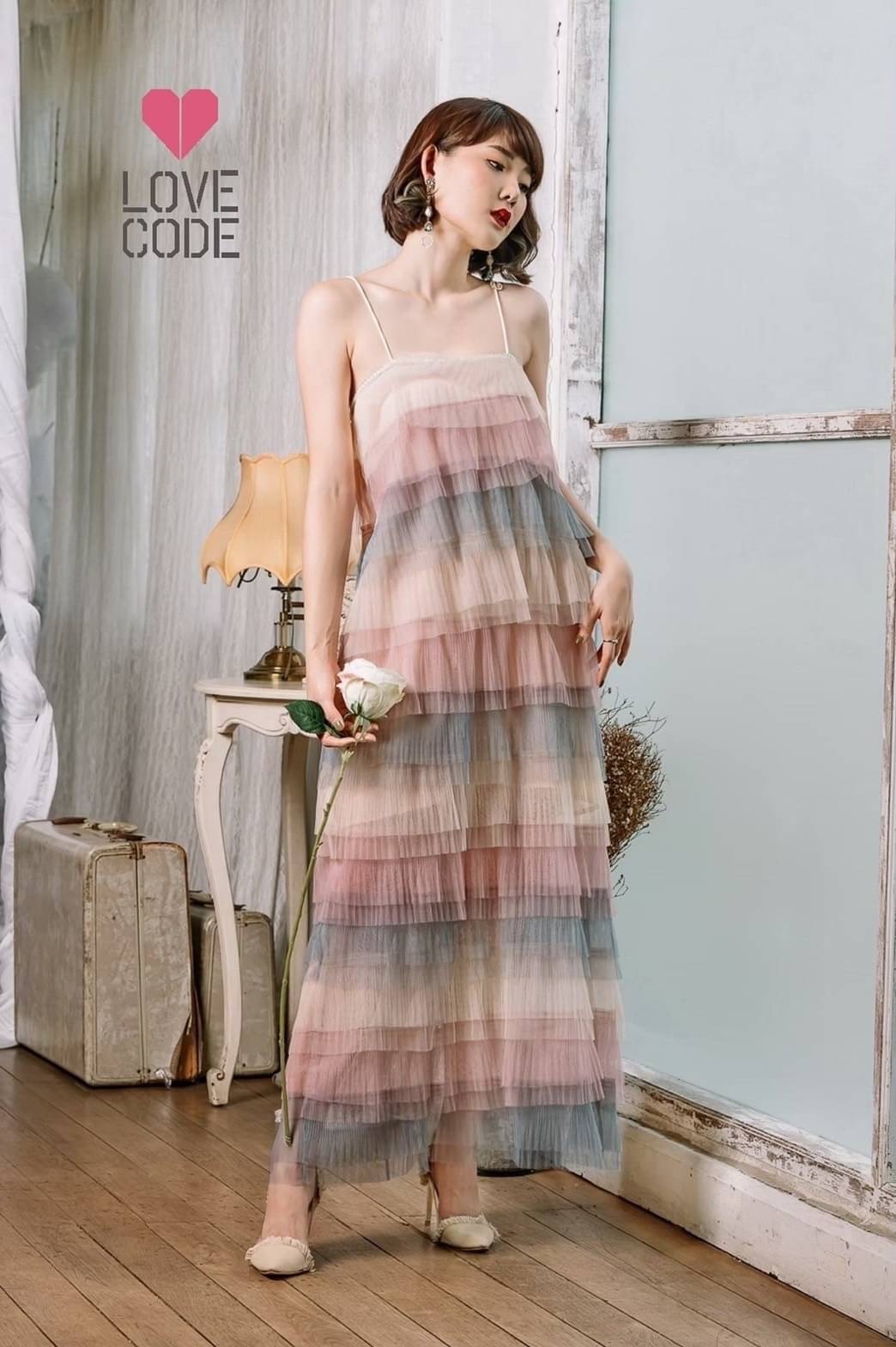 เดรสสายเดี่ยวยาวผ้ามุ้งอัดพลีทเนื้อดีเย็บระบายชั้นสลับสีโทนสีพาสเทล มีซับในสีขาวครึ่งตัว เป็นเดรสใส่เที่ยวคาเฟ่ได้ความสวยหรูสีสันสดใส หรือจะใส่ Mix & Match กับกางเกงยีนนส์ก็ได้ค่ะ
